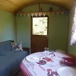 بيت للعطل Rosa The Cosy - Gypsy Wagon - Shepherds Hut, River Views Off-grid Eco Living