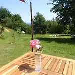 Rosa The Cosy - Gypsy Wagon - Shepherds Hut, River Views Off-grid Eco Living بيت للعطل *