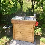 Rosa The Cosy - Gypsy Wagon - Shepherds Hut, River Views Off-grid Eco Living بيت للعطل