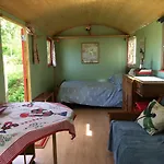 Rosa The Cosy - Gypsy Wagon - Shepherds Hut, River Views Off-grid Eco Living بيت للعطل