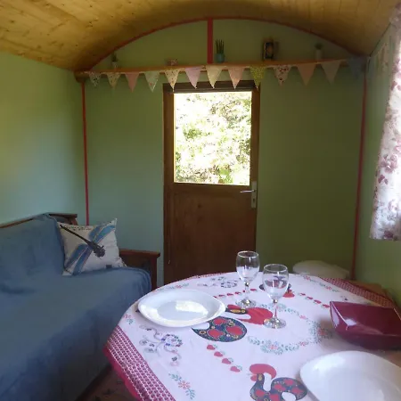 Feriehus Rosa The Cosy - Gypsy Wagon - Shepherds Hut, River Views Off-grid Eco Living