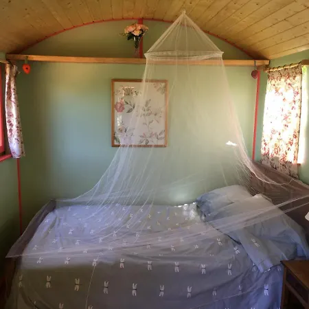 Rosa The Cosy - Gypsy Wagon - Shepherds Hut, River Views Off-grid Eco Living * Pedrogao Grande