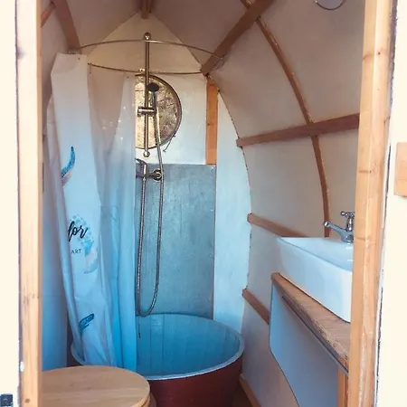 Tatil Evi Rosa The Cosy - Gypsy Wagon - Shepherds Hut, River Views Off-grid Eco Living *