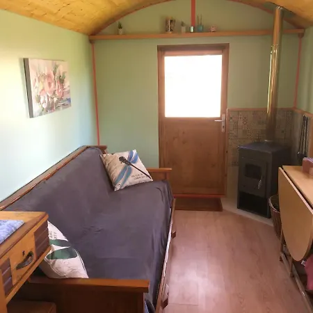 Rosa The Cosy - Gypsy Wagon - Shepherds Hut, River Views Off-grid Eco Living Tatil Evi *