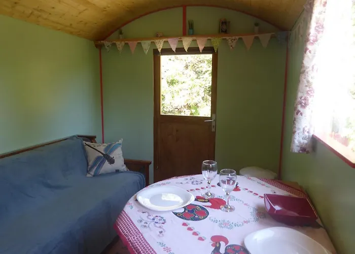 Дом отдыха Rosa The Cosy - Gypsy Wagon - Shepherds Hut, River Views Off-grid Eco Living