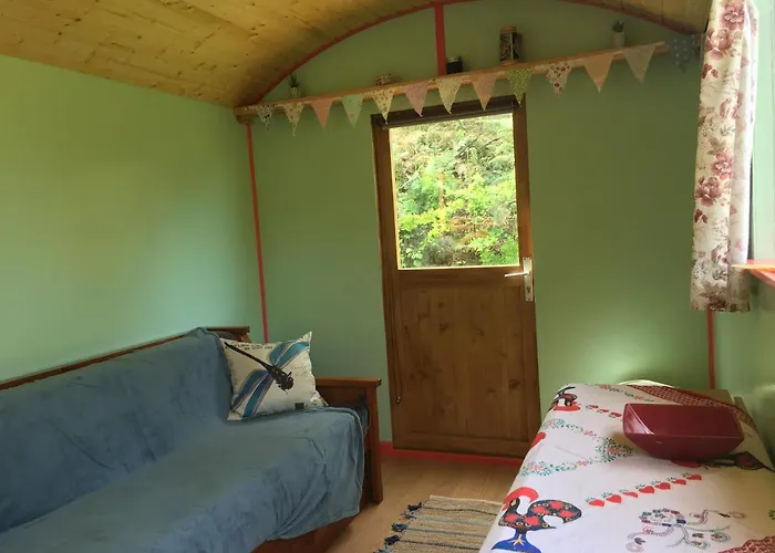 Дом отдыха Rosa The Cosy - Gypsy Wagon - Shepherds Hut, River Views Off-grid Eco Living Педроган-Гранди