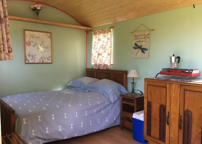 Rosa The Cosy - Gypsy Wagon - Shepherds Hut, River Views Off-grid Eco Living Дом отдыха Педроган-Гранди
