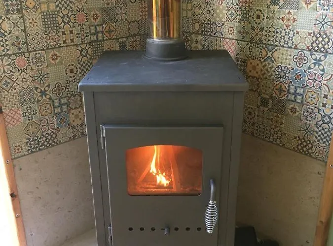 Дом отдыха Rosa The Cosy - Gypsy Wagon - Shepherds Hut, River Views Off-grid Eco Living *