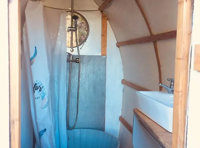 Дом отдыха Rosa The Cosy - Gypsy Wagon - Shepherds Hut, River Views Off-grid Eco Living *